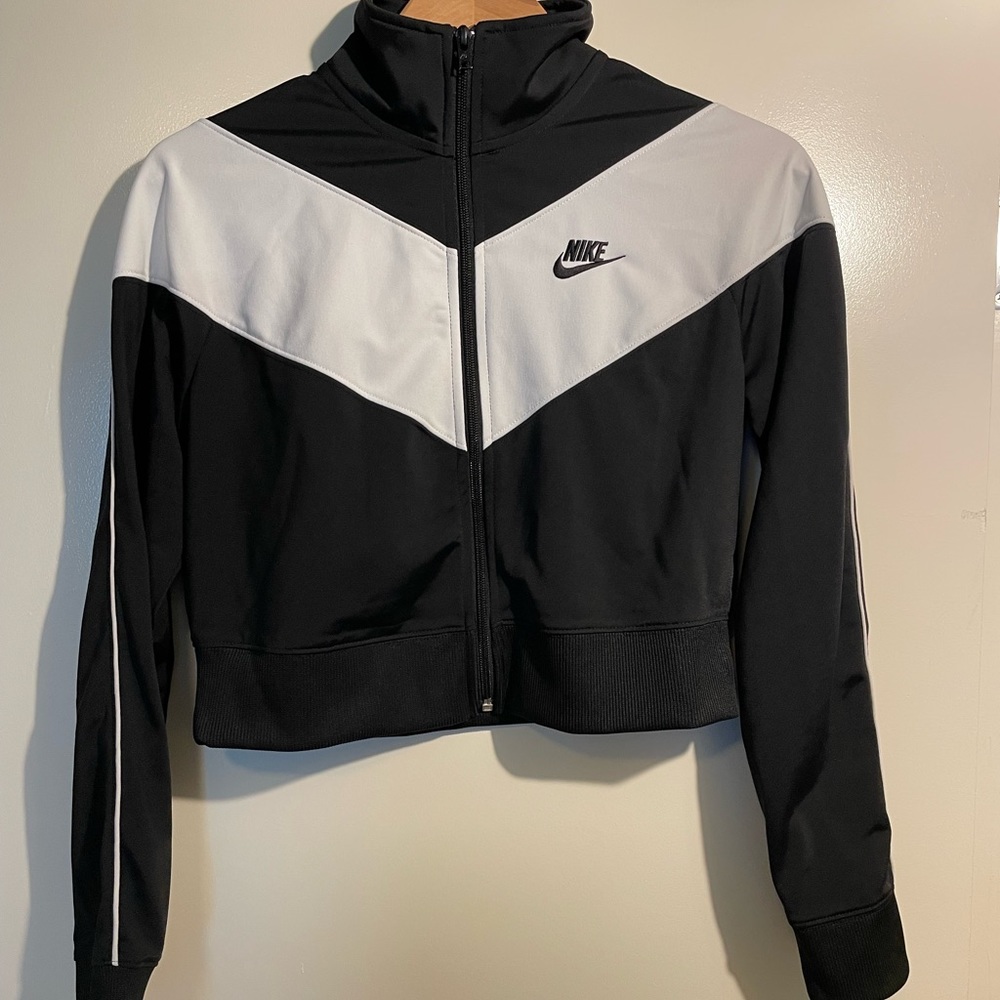 Nike Zip up Retro size Small black/white crop zip 10/10 condition